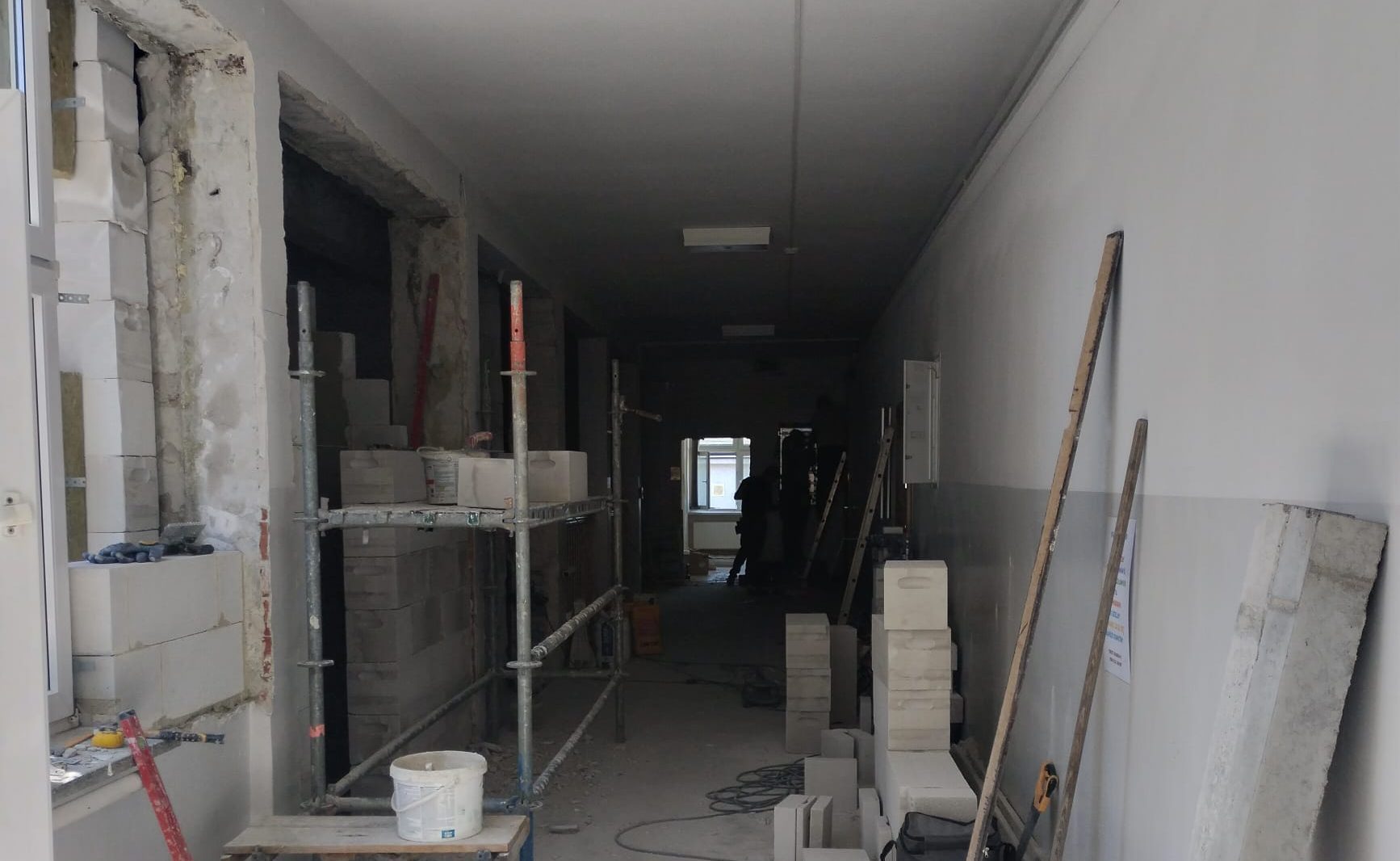 A po ostatnim dzwonku… wchodzą ekipy budowlane!